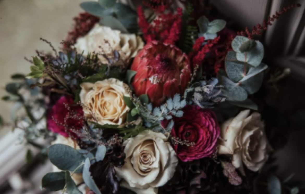 Some helpful tips to consider when working with a florist for your wedding.